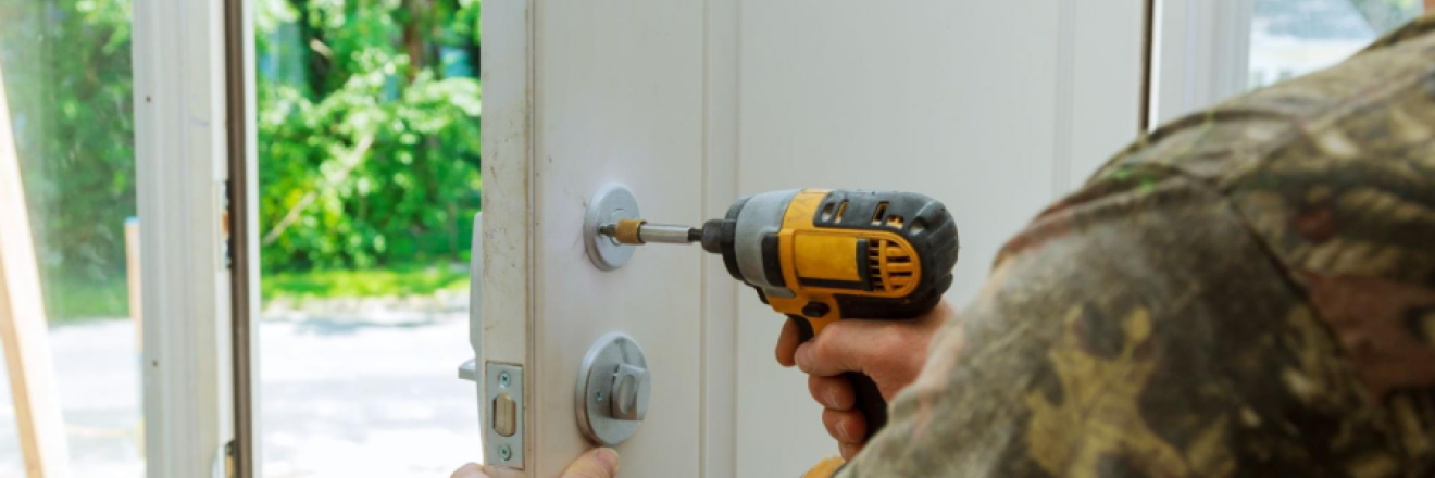 Cover image for aussredlocksmith